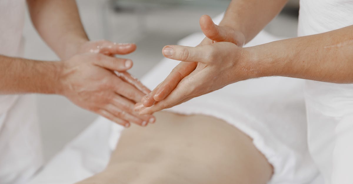 découvrez notre huile de massage comestible, idéale pour allier plaisir et détente. parfum gourmand, texture soyeuse et 100% sûre pour la peau comme pour le goût. parfaite pour des moments intimes et sensuels à deux.