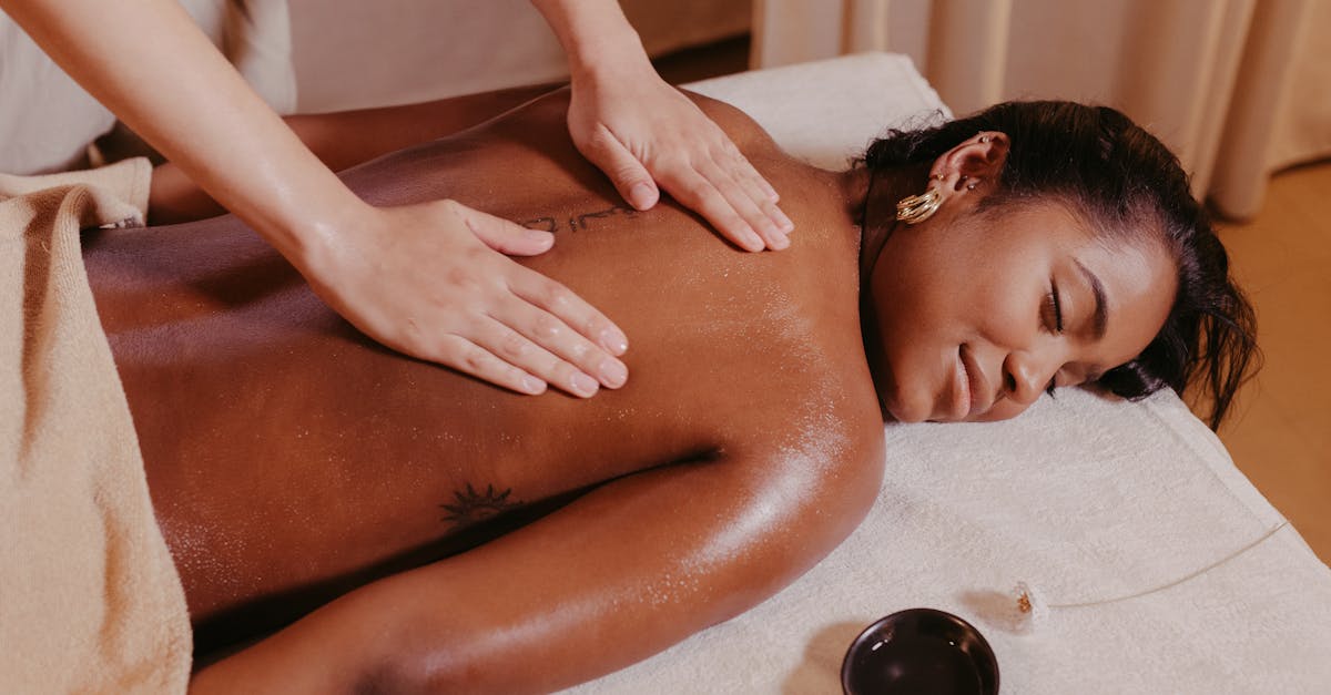 découvrez notre sélection d'huiles de massage érotiques, idéales pour éveiller les sens et intensifier vos moments de plaisir. parfums envoûtants, textures soyeuses et ingrédients naturels pour une expérience unique.