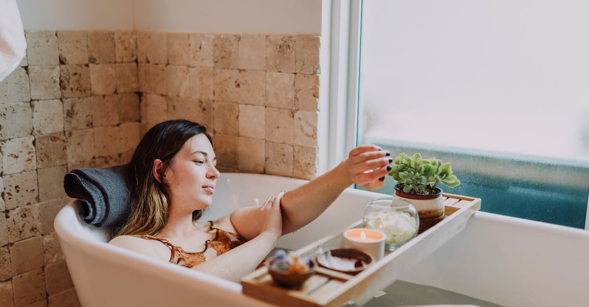 découvrez la bougie de massage : une bougie parfumée qui se transforme en huile chaude pour un massage relaxant et sensoriel. offrez-vous un moment de bien-être unique chez vous.