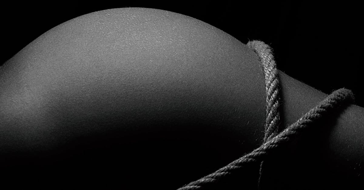 découvrez le soft bondage, une pratique érotique axée sur la douceur, la confiance et le respect entre partenaires. explorez des conseils, techniques et accessoires pour des jeux sensuels en toute sécurité.